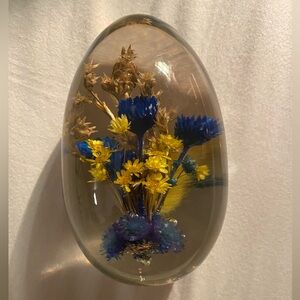 Dried flowers encased in lucite egg. Vintage 70s.